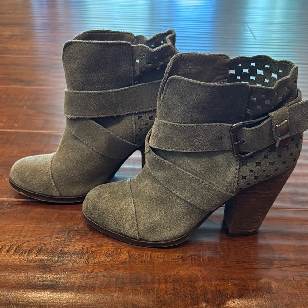 Betsey Johnson Neeto Suede Lazer Cut Buckle Side Stacked Heel Bootie Gray Size 6